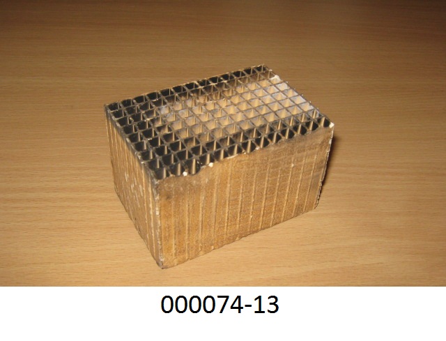 Quaderförmiges, hellbraun bis beigefarbenes Wabenelement (Abmessungen: ca. 8,5 x 5,8 x 5,2 cm) mit Kanälen. Die Kanäle haben einen quadratischen Querschnitt von ca. 5 x 5 mm und sind auf der Ober- oder Unterseite offen. Die Ware weist kein Gehäuse oder Zuführungen auf und enthält keine Anbauteile.
Auf einem Träger aus Aluminiumsilikatkeramik ist eine aktive Substanz (Palladium) fixiert.
Die Ware wird als Katalysator in Verbrennungsöfen eingesetzt.
(Abbildung siehe Anlage)