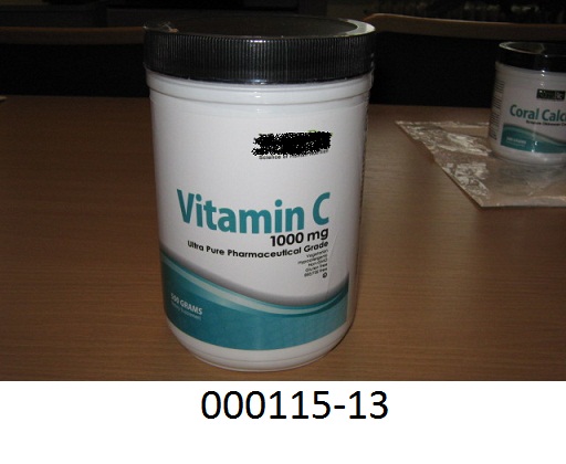 Weißes, feines Pulver, Ascorbylpalmitat (Derivat des Vitamin C; fettlösliches Vitamin C) in Form einer isolierten chemisch einheitlichen Verbindung; ohne therapeutisch/prophylaktische Wirkung; aufgemacht in einer etikettierten, weißen Kunststoffdose mit schwarzem Schraubverschluss zu 500 g; das Erzeugnis dient als Nahrungsergänzung.