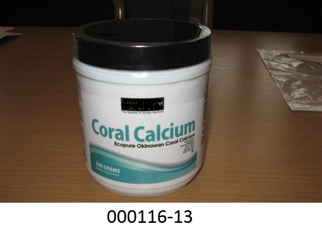 Gemahlenes, natürliches Calciumcarbonat in Form eines feinen, weißen Pulvers; das Erzeugnis dient als Nahrungsergänzung.