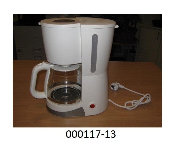 Eine Zusammenstellung von Waren, die nur gemeinsam als Set verkauft werden, bestehend aus: 
1) elektrischer Kaffeemaschine,
aus einem Kunststoffgehäuse mit passender hitzebeständiger Glaskanne mit aufklappbarem Deckel und Griff aus Kunststoff (Fassungsvermögen 1,5 Liter), Ein-/Ausschalter mit Beleuchtung, herausnehmbarem Filterhalter, Tropfstop und aufklappbarem Wassertank mit Wasserstandsanzeige, sowie Netzkabel, für eine Leistungsaufnahme von 1080 Watt, bei einer Spannung von 230 Volt, zur Bereitung von bis zu 12 Tassen Kaffee im Haushalt.
(Abbildung siehe Anlage)
und

2) elektrischem Wasserkocher (nicht Gegenstand dieser VZTA), 
aus einer Basisstation mit Anschlusskabel und aufgesetzter kabelloser Kanne aus Kunststoff, (Fassungsvermögen 1,7 Liter), mit innenliegendem Heizelement, Ein-/Ausschalter und Wasserstandsanzeige, mit einer Leistung von 2200 Watt, für den 230 Volt Netzbetrieb, mit den Abmessungen (DxH) ca. 16 x 23 cm, zum Erhitzen von Wasser.
und

3) elektrischem 2-Scheiben-Toaster (nicht Gegenstand dieser VZTA),
aus einem Kunststoffgehäuse (Abmessungen (LxBxH): ca. 25,5 x 17 x 18 cm) mit zwei von oben bedienbaren Röstschlitzen mit integriertem Brötchen- und Croissantaufsatz, Stop-, Aufwärm- und Auftautasten, Röstzeitelektronik mit Temperatursensor, herausnehmbarer Krümelschublade und einer Kabelaufwicklung am Bodenteil, mit einer Leistung von 870 Watt bei einer Spannung von 230 Volt, zum Rösten von Brot im Haushalt.


(Das Frühstücksset in einer gemeinsamen Zusammenstellung stellt keine Warenzusammenstellung im Sinne der AV 3 b dar. 
Getrennte Einreihung in die jeweilige Position. 
Für den 2-Scheiben-Toaster wurde die VZTA AT 2013/000130 erteilt.
Für den Wasserkocher wurde die VZTA AT 2013/000129 erteilt.)