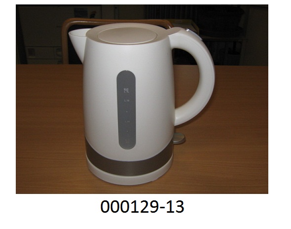 Eine Zusammenstellung von Waren, die nur gemeinsam als Set verkauft werden, bestehend aus: 
1) elektrischer Kaffeemaschine (nicht Gegenstand dieser VZTA),
aus einem Kunststoffgehäuse mit passender hitzebeständiger Glaskanne mit aufklappbarem Deckel und Griff aus Kunststoff (Fassungsvermögen 1,5 Liter), Ein-/Ausschalter mit Beleuchtung, herausnehmbarem Filterhalter, Tropfstop und aufklappbarem Wassertank mit Wasserstandsanzeige, sowie Netzkabel, für eine Leistungsaufnahme von 1080 Watt, bei einer Spannung von 230 Volt, zur Bereitung von bis zu 12 Tassen Kaffee im Haushalt.
und

2) elektrischem Wasserkocher, 
aus einer Basisstation mit Anschlusskabel und aufgesetzter kabelloser Kanne aus Kunststoff, (Fassungsvermögen 1,7 Liter), mit innenliegendem Heizelement, Ein-/Ausschalter und Wasserstandsanzeige, mit einer Leistung von 2200 Watt, für den 230 Volt Netzbetrieb, mit den Abmessungen (DxH) ca. 16 x 23 cm, zum Erhitzen von Wasser.
(Abbildung siehe Anlage)
und

3) elektrischem 2-Scheiben-Toaster (nicht Gegenstand dieser VZTA),
aus einem Kunststoffgehäuse (Abmessungen (LxBxH): ca. 25,5 x 17 x 18 cm) mit zwei von oben bedienbaren Röstschlitzen mit integriertem Brötchen- und Croissantaufsatz, Stop-, Aufwärm- und Auftautasten, Röstzeitelektronik mit Temperatursensor, herausnehmbarer Krümelschublade und einer Kabelaufwicklung am Bodenteil, mit einer Leistung von 870 Watt bei einer Spannung von 230 Volt, zum Rösten von Brot im Haushalt.


(Das Frühstücksset in einer gemeinsamen Zusammenstellung stellt keine Warenzusammenstellung im Sinne der AV 3 b dar. 
Getrennte Einreihung in die jeweilige Position. 
Für die Kaffeemaschine wurde die VZTA AT 2013/000117 erteilt.
Für den 2-Scheiben-Toaster wurde die VZTA AT 2013/000130 erteilt.)