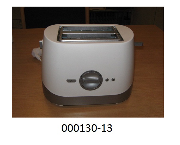Eine Zusammenstellung von Waren, die nur gemeinsam als Set verkauft werden, bestehend aus: 
1) elektrischer Kaffeemaschine (nicht Gegenstand dieser VZTA),
aus einem Kunststoffgehäuse mit passender hitzebeständiger Glaskanne mit aufklappbarem Deckel und Griff aus Kunststoff (Fassungsvermögen 1,5 Liter), Ein-/Ausschalter mit Beleuchtung, herausnehmbarem Filterhalter, Tropfstop und aufklappbarem Wassertank mit Wasserstandsanzeige, sowie Netzkabel, für eine Leistungsaufnahme von 1080 Watt, bei einer Spannung von 230 Volt, zur Bereitung von bis zu 12 Tassen Kaffee im Haushalt.
und

2) elektrischem Wasserkocher (nicht Gegenstand dieser VZTA), 
aus einer Basisstation mit Anschlusskabel und aufgesetzter kabelloser Kanne aus Kunststoff, (Fassungsvermögen 1,7 Liter), mit innenliegendem Heizelement, Ein-/Ausschalter und Wasserstandsanzeige, mit einer Leistung von 2200 Watt, für den 230 Volt Netzbetrieb, mit den Abmessungen (DxH) ca. 16 x 23 cm, zum Erhitzen von Wasser.
und

3) elektrischem 2-Scheiben-Toaster,
aus einem Kunststoffgehäuse (Abmessungen (LxBxH): ca. 25,5 x 17 x 18 cm) mit zwei von oben bedienbaren Röstschlitzen mit integriertem Brötchen- und Croissantaufsatz, Stop-, Aufwärm- und Auftautasten, Röstzeitelektronik mit Temperatursensor, herausnehmbarer Krümelschublade und einer Kabelaufwicklung am Bodenteil, mit einer Leistung von 870 Watt bei einer Spannung von 230 Volt, zum Rösten von Brot im Haushalt.
(Abbildung siehe Anlage)


(Das Frühstücksset in einer gemeinsamen Zusammenstellung stellt keine Warenzusammenstellung im Sinne der AV 3 b dar. 
Getrennte Einreihung in die jeweilige Position. 
Für die Kaffeemaschine wurde die VZTA AT 2013/000117 erteilt.
Für den Wasserkocher wurde die VZTA AT 2013/000129 erteilt.)