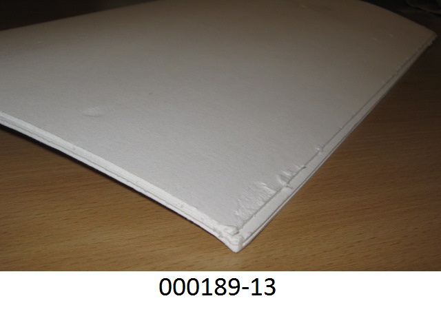 Musterbogen aus Papier
- mit den Ausmaßen von ca. 42,5 x 30 cm und einer Stärke von ca. 1,4 mm (wird laut Firmenangaben in Rollenform gehandelt),
- bestehend aus 100 % gebleichtem Nadelholzsulfitzellstoff,
- beidseitig weder gestrichen noch überzogen,
- mit einem Gewicht von 466 g/m² (nicht klimatisiert).
(Abbildung siehe Anlage)