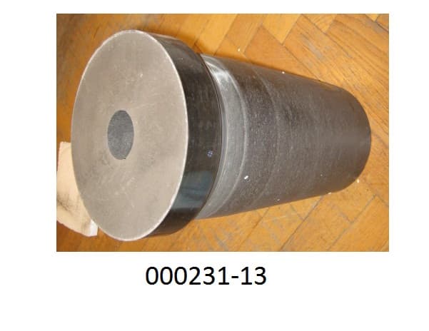 Bei der Ware (bestehend aus 89,93% Tonerde (Al2O3), sowie Anteilen von MgO, SiO2, Na2O, CaO, Fe2O3, ZnO und ZrO2) handelt es sich um einen ca. 35,5cm hohen, sich nach unten verjüngenden, hohlzylindrischen Bauteil mit einem größten Durchmesser von ca. 22,5 cm und einer mittigen Bohrung mit einem Durchmesser von ca. 5 cm, der als Bestandteil (Innenhülse) eines Schiebersystems verwendet wird.
Im oberen Bereich ist die Ware mit einem metallischen, magnetischen Metallband eingefasst.
(Abbildung siehe Anlage)