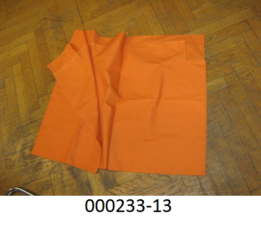 Flächenerzeugnis aus Spinnstoffen
- bestehend aus einem gefärbten, leinwandbindigen Gewebe aus Baumwolle,
- mit einem Quadratmetergewicht von 141,5 g/m²,
- laut Firmenangaben mit einer Breite von weniger als 165cm vorliegend (in Ballenform mit einer 
  Breite von 140cm mit zwei echten Webkanten),
- nicht konfektioniert.