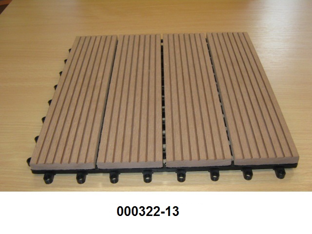 Bodenbelag aus Kunststoff in Form von 4 einzelnen, auf ein Kunststoffgitter geschraubten, mit Längsrillen versehenen Massivterrassendielen (Gesamtabmessungen: 310 mm x 310 mm x 22 mm); das Gitter weist auf 2 Seiten Bohrungen zur Befestigung auf dem Untergrund auf; die einzelnen Dielen (Maße: 279 mm x 70 mm x 11 mm) bestehen aus Holzfasern/Holzstückchen (lt. Angaben des Berechtigten: Bambus und Holzmehl), Kunststoff (Polyolefin), Nichtkunststoff-Additiven, Füllstoffen, UV-Stabilisatoren und Pigmenten;