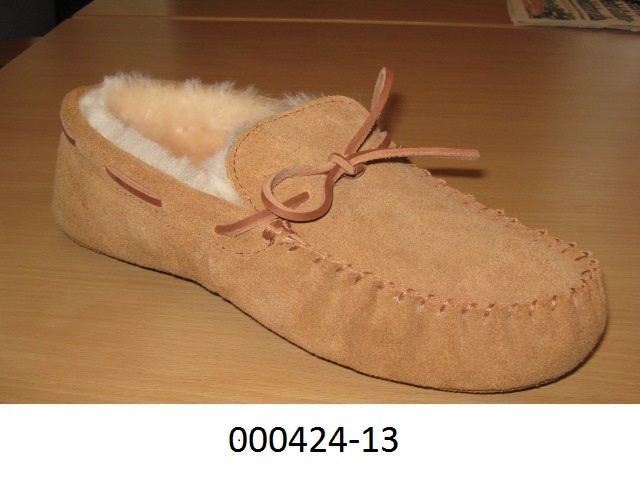 Schuh :
- den Knöchel nicht bedeckend, 
- mit geschlossenem Blatt,
- mit einer Laufsohle aus Kunststoff (vorwiegend) und Leder,
- mit einer Absatzhöhe von < 3 cm,
- Länge der Innensohle > 24 cm;
- mit einem Oberteil aus auf einem Fellfutter aufgenähten Lederteilen, den Charakter eines 
  Obermaterials aufweisend,
- nicht als Frauen- oder Männerschuh erkennbar,
- aufgrund der Verarbeitung für den Innenbereich vorgesehen (Hausschuh).
(siehe Abbildung)