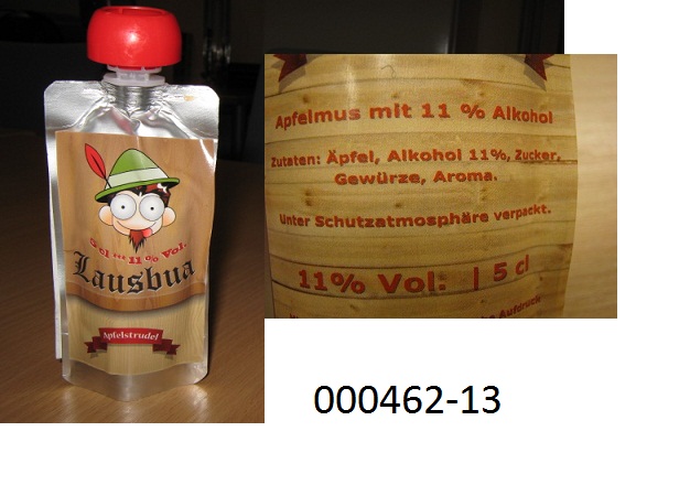 Braune, dickliche, musartige, nach Apfel und Zimt riechende und ebenso schmeckende, alkoholhaltige, durch Kochen hergestellte Fruchtzubereitung (Apfelmus); mit Zusatz von Alkohol, Gewürzen und Aroma; mit einem Zuckergehalt von mehr als 13 GHT, jedoch weniger als 30 GHT; aufgemacht in einem mit bunt bedrucktem Etikett versehenen Verbundfolienbeutel mit integriertem Kunststoffspendereinsatz mit Schraubverschluss (Squeeze-Beutel); aufgrund der musartigen Konsistenz kein unmittelbar trinkbares, alkoholhaltiges Getränk der Position TARIC 2208.