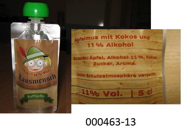 Hellbraune, dickliche, musartige, von kleinen, weißen Kokosraspeln durchsetzte, nach Apfel und Kokos riechende und ebenso schmeckende, alkoholhaltige, durch Kochen hergestellte Fruchtzubereitung (Apfelmus); mit Zusatz von Alkohol; mit einem Zuckergehalt von mehr als 13 GHT, jedoch weniger als 30 GHT; aufgemacht in einem mit bunt bedrucktem Etikett versehenen Verbundfolienbeutel mit integriertem Kunststoffspendereinsatz mit Schraubverschluss (Squeeze-Beutel); aufgrund der musartigen Konsistenz kein unmittelbar trinkbares, alkoholhaltiges Getränk der Position TARIC 2208.