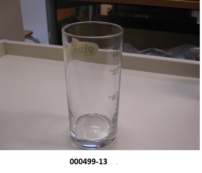 Glasware in Form eines Trinkbechers
- ca. 13,5 cm hoch und mit einem Durchmesser von ca. 6,2 cm, ohne Stiel,
- mechanisch gefertigt aus Soda-Kalkglas,
- mehrfärbig bedruckt mit einem Firmenlogo und 3 Füllmarken,
- zur Verwendung bei Tisch/in der Küche vorgesehen.
(Abbildung siehe Anlage)