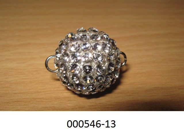 Ware aus Glaskurzwaren
- ballförmig, mit einem Durchmesser von ca. 19 mm,
- bestehend aus einer Glasperle, welche mit einer perlmutterfarbenen Schicht überzogen und in einem aus versilbertem Messing bestehenden Metallnetz eingefasst ist,
- mit feuerpolierten Strasssteinen versehen, welche auf dem Metallnetz aufgeklebt sind, 
- mit zwei eingefügten Metallringen ausgestattet,
- die Glasperle und Strasssteine verleihen der Ware ihren Charakter.
 (Abbildung siehe Anlage)