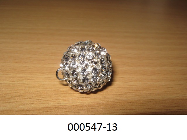 Ware aus Glaskurzwaren
- ballförmig, mit einem Durchmesser von ca. 19 mm,
- bestehend aus einer Glasperle, welche mit einer perlmutterfarbenen Schicht überzogen und in einem Metallnetz eingefasst ist,
- mit feuerpolierten Strasssteinen versehen, welche auf dem Metallnetz aufgeklebt sind, 
- mit einem eingefügten Metallring ausgestattet,
- die Glasperlen und Strasssteine verleihen der Ware ihren Charakter.
 (Abbildung siehe Anlage)