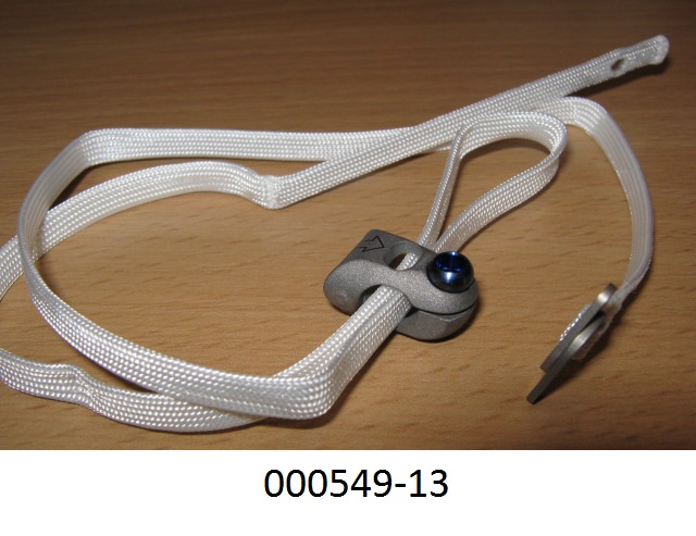 Implantat für Wirbelsäulen OPs, bestehend aus drei, jeweils in sterilen Einzelsäckchen, gemeinsam in einem Kunststoff/Papierüberkarton verpackten Einzelteilen, und zwar
- einer blauen, ca. 11 mm langen Schraube, mit einem nicht bis zum Innensechskantkopf reichenden Gewinde M4, aus einer Titanlegierung,
- einer grauen ca. 19 x 11 x 12 mm großen Klammer, mit einer ovalen und einer runden Öffnung (die im unteren Teil ein Gewinde M4 besitzt), aus einer Titanlegierung, und
- einem ca. 60 cm langen und 0,5 cm breiten Gewebeband aus Polyester, welches an einem Ende mit einem ca. 8 x 0,5 cm großen eingenähten Titanstreifen verstärkt und am anderen Ende mit zwei angenähten "Flügeln" aus rostfreiem Stahl ausgestattet ist.
Laut Antragsteller findet das Erzeugnis im Spinal Bereich bei einem Fixations System Verwendung.
(Abbildung siehe Anlage)