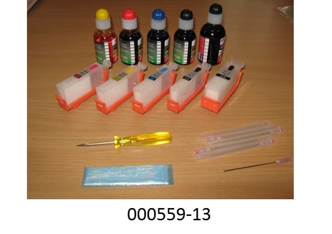 Tintenpatronen Nachfüllset, bestehend aus
- 5 mit Tinte gefüllten, verschraubbaren Fläschchen,
- 5 Kunststoffgehäuse in Form von nicht mit Tinte befüllten Druckerpatronen mit jeweils einem Tintenein- und Tintenauslass, sowie einer an der Schmalseite befestigten Chip-Schaltung, ohne integriertem Druckkopf,
- 5 Kanülen zum Einschrauben in die Fläschchen,
- einem Paar Kunststoffschutzhandschuhe,
- einem Stechwerkzeug zum Perforieren des Fläschchenauslaufschutzes.
Die Tintenzubereitung verleiht der Warenzusammenstellung in Bezug auf die Verwendung den wesentlichen Charakter.
Das Tintenpatronen Nachfüllset ist zusammen mit einer Bedienungsanleitung in einer Blisterverpackung mit bedruckten Kartoneinlagen für den Einzelverkauf verpackt.
(Abbildung siehe Anlage)