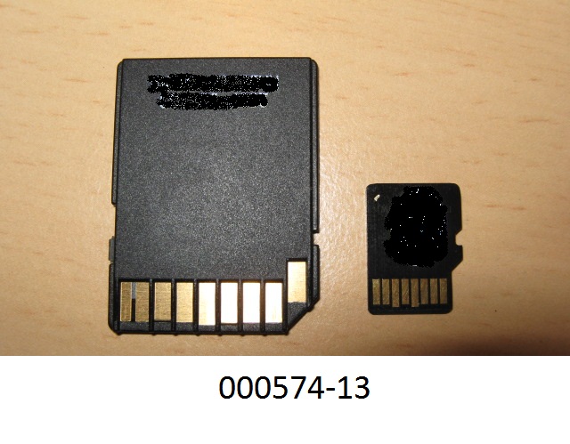 Flash-Speicherkarte (Micro SD Card), bestehend aus
- einer mit Controller, passiven Bauelementen und integriertem Halbleiterspeicher bestückten Leiterplatte (PCB), 
- in einem rechteckig geformten Gehäuse (Abmessungen: ca. 11 x 15 x 1 mm) mit 8-Pin-Anschlussleiste,
- mit einer Speicherkapazität von 32 GB,
- zusammen mit Adapter (Abmessungen. ca. 32 x 24 x 2,1 mm) in einem zum dauernden Gebrauch geeigneten Kunststoffbehältnis,
- bespielt (preload) mit Programmen, Daten, Tönen und Bildern, die über eine automatische Datenverarbeitungsmaschine gehandhabt werden können, 
- als nicht flüchtiger Datenfestspeicher zur Datenaufzeichnung und -wiedergabe nach Anschluss an eine entsprechende Schnittstelle unterschiedlicher Geräte geeignet.
(Abbildung siehe Anlage)