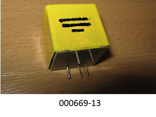 Elektrischer Ringkerntransformator,
- bestehend aus einem ringförmigen, elektrisch isolierten, metallischen Kern versehen mit 2 Kupferdrahtwicklungen befestigt auf einem mit Glasfasern verstärktem Kunststoffplättchen mit 5 elektrischen Anschlusspins. Die Wicklungen sind jeweils elektrisch isoliert und weisen eine Windungszahl von 27 und 13 auf.
Das Produkt hat die Abmessungen 24 x 21 x 19 mm, und ist mehrfach mit elektrischem Isolationsmaterial und einem Kupferabschirmblech versehen (ohne Flüssigkeitsisolation).
Mit einer Leistung von weniger als 1 kVA.
(Abbildung siehe Anlage)