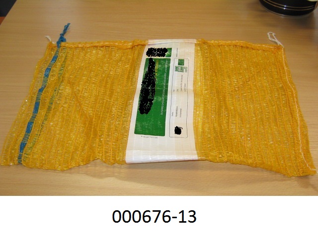 Sack zu Verpackungszwecken
- mit den Ausmaßen von ca. 48 x 32 cm,
-  bestehend aus einem lockeren Kettengewirke aus Bändchen (Breite ca. 2mm) auf Polyethylenbasis (synthetischer Spinnstoff),
- am offenen Ende mit einem Zugband versehen,
- gebrauchsfertig, daher konfektioniert,
- in der Mitte mit einer bedruckten Folie verarbeitet,
- laut Antrag zu Verpackungszwecken vorgesehen.
 (Abbildung siehe Anlage)