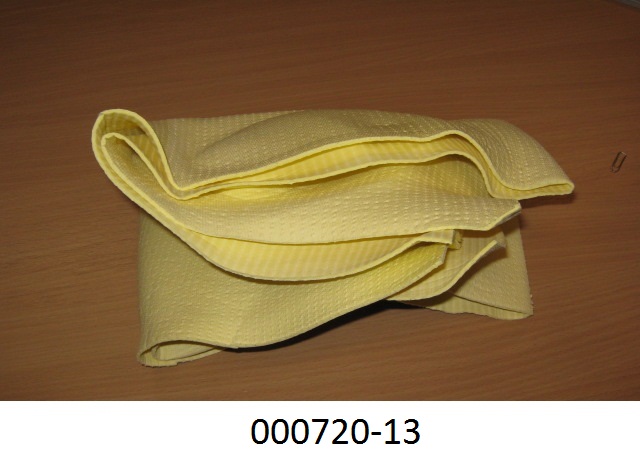 Zusammengesetzte Ware in Form eines rechteckig zugeschnittenen, gelben Tuches aus Zellkunststoff (regenerierte Cellulose), in welches ein lockeres Gewirke aus Multifilamenten zur Verstärkung eingearbeitet ist.