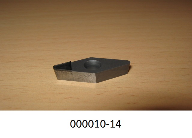 Es handelt sich um eine ca. 26 x 10 x 5 mm große rautenförmige Wendeschneidplatte aus grauem gesinterten Material (Cermet), deren eine Spitze mit einer dunkelgrauen polykristallinen Diamantspitze besetzt ist und die eine mittige, zylindrische Öffnung besitzt.
Das Erzeugnis wird als arbeitender Teil von Drehwerkzeugen zur Zerspanung von Metallen verwendet.
(Abbildung laut Anlage)