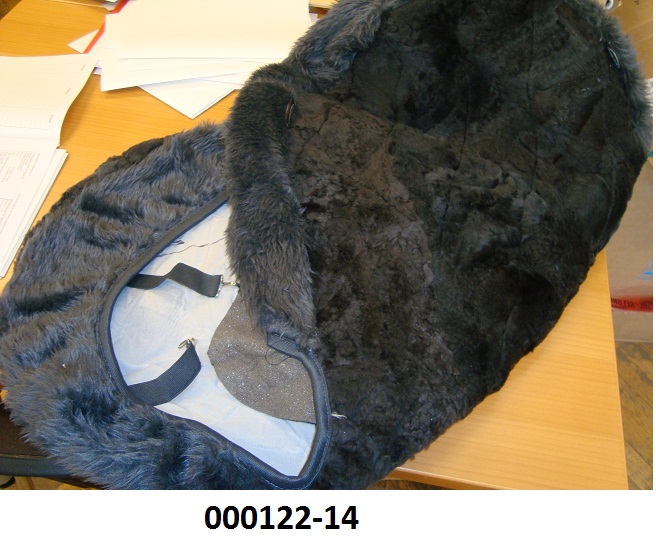 Andere Ware aus Pelzfellen, in Form eines Autositzüberzuges
- bestehend aus einer Sitz- und Rückenfläche aus zusammengenähten, rhombenförmig zugeschnittenen Fellteilen (Schaffell laut Antragsteller), die Schauseite bildend,
- mit einer oberen Abschlusskante sowie einem unter dem Autositz befindlichen Schonbezugteil aus Wirkplüsch, dessen Flor aus Polyesterfasern besteht, 
- der Anteil an Fell überwiegt flächen- als auch gewichtsmäßig,
- aufgemacht in einem mit Zippverschluss verschließbaren Behältnis aus Vlies und Kunststofffolie.
(Abbildung siehe Anlage)