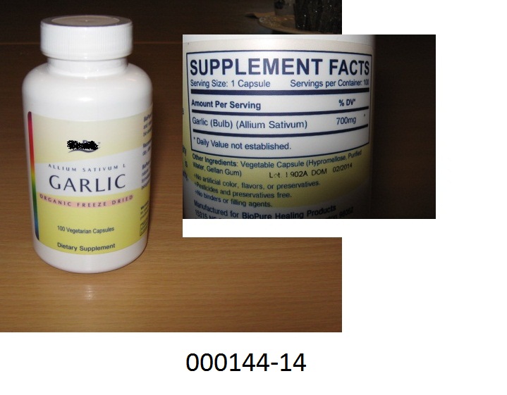 Gemüsezubereitung in Form von farblosen Steckkapseln, gefüllt mit einem weißen, feinen, nach Knoblauch riechenden, nicht kakaohaltigen Pulver von Allium sativum (Knoblauchpulver), ohne Zusatz von Zucker, anderen Süßmitteln oder Stärke; aufgemacht in einer mit buntbedrucktem Etikett versehenen,  weißen Kunststoffdose mit weißem Schraubverschluss mit Innen- und Außenversiegelung zu 100 Kapseln; das Erzeugnis dient als Ergänzungslebensmittel.