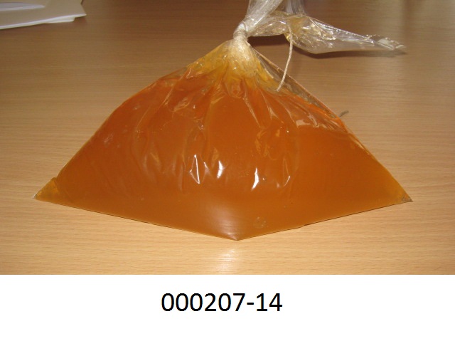 Zuckerware (Rohmasse) in Form einer orangefarbigen, fruchtig nach Aprikose riechenden und ebenso, sowie süß schmeckenden, gelierten, halbfesten, nicht kakaohaltigen, nicht alkoholhaltigen Fondantmasse, im Wesentlichen bestehend aus Zucker, Wasser, Glucosesirup, Aprikosenmark, Geliermittel Pektin, Säuerungsmittel, Aroma und wenig anderen Zutaten; mit einem Gehalt an: Milchfett: weniger als 1,5 GHT; Milchprotein: weniger als 2,5 GHT; Stärke/Glucose: mehr als 5 GHT, jedoch weniger als 25 GHT; Saccharose/Invertzucker/Isoglucose: mehr als 30 GHT, jedoch weniger als 50 GHT; das Erzeugnis dient als Konditoreigrundstoff (Aprikosenglasurgel); das Produkt hat aufgrund des geringen Anteils an Aprikosenmark den Charakter einer Zubereitung der Position HS 2007 verloren; aufgrund des geringen Fettgehaltes kein Halberzeugnis auf der Grundlage von Zucker der Position HS 2106; aufgemacht in unmittelbaren Umschließungen mit einem Gewicht des Inhalts von 12,5 kg.