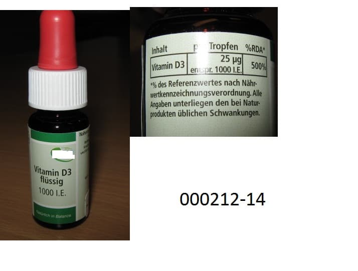 Bezeichnung lt. Originalpackung:  Ortho Therapie  Vitamin D3 flüssig, 1000 I.E.; Nahrungsergänzungsmittel; 10 ml

Verpackung:
Kleinverkaufspackung zu 10 ml.
Etikettiertes Braunglasfläschchen mit Schraubverschluss mit integrierter Quetschpipette.
Rohgewicht: 83,1 g; Eigengewicht: 29,3 g.

Inhalt/Aussehen:
Hellgelbe, klare, ölig-viskose Flüssigkeit.

Untersuchungsergebnis:
Die Flüssigkeit besteht aus Cholecalciferol (Vitamin D3), gelöst in Weizenkeimöl mit Tocopherolen.
Der Gehalt an Vitamin D3 beträgt 1000 IU (0,025 mg = 500 % RDA) pro Tropfen.

Auf der Verpackung sind Angaben bezüglich des Gehalts des Wirkstoffes (Vitamin D3) angeführt jedoch keine Angaben hinsichtlich einer Behandlung oder Vorbeugung von spezifischen Krankheiten. Die empfohlene Dosierung ist 1 Tropfen.

Einreihung:
Andere Lebensmittelzubereitung, anderweit weder genannt noch inbegriffen.

Begründung:
Die Ware erfüllt nicht alle Punkte der Zusätzlichen Anmerkung 1 zu Kapitel 30.

Tarifierungsvorschlag: 2106 9092 60; V999