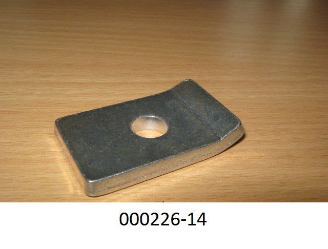 Es handelt sich um eine ca. 50 x 30 x 6 mm große rechteckige Klemmplatte aus verzinktem, unlegiertem Stahl, deren eine Seite leicht aufgebogen ist, und die mit einer mittigen Bohrung (d = 10,5 mm) versehen ist.
Mit einem Gehalt von mehr als 98 GHT an Eisen (Fe), sowie Anteilen an Mangan (Mn), Chrom (Cr), Nickel (Ni), Vanadium (V) und Cobalt (Co).
(Abbildung siehe Anlage)

Es liegt eine den Unterlegscheiben ähnliche Ware aus oberflächenbehandeltem Stahl der Position 7318 2200 98 vor.