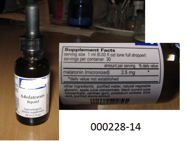 Arzneiware, in Form flüssigen, nicht alkoholhaltigen Zubereitung auf Basis des arzneilich wirksamen Stoffes Melatonin (Hormon der Zirbeldrüse), Wasser, Glycerin Kaliumsorbat, Steviaextrakt, sowie geringfügigen anderen Zusätzen; mit therapeutisch/prophylaktischer Wirkung (Melatonin hat eine stabilisierende Wirkung auf das menschliche Nervensystem und dient hauptsächlich zur Behandlung von Schlafstörungen und von Jetlag);  aufgemacht in einem, etikettierten Braunglasfläschchen mit versiegeltem schwarem Schraubverschluss mit integrierter Quetschpipette zu 30 ml; kein Ergänzungslebensmittel.