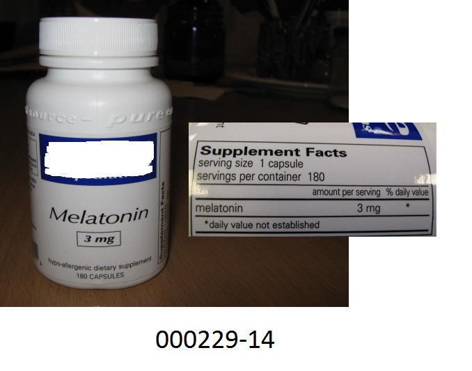 Bezeichnung lt. Antrag: Melatonin 3 mg
Bezeichnung lt. Originalpackung: Melatonin 3 mg , pure encapsulations; hypo-allergenic dietary supplement; 180 Capsules

Verpackung:
Kleinverkaufspackung zu 180 Kapseln. 
Etikettiertes, weißes, cellophanumhülltes Kunststofffläschchen mit weißem Schraubverschluss und Innenversiegelung.
Rohgewicht: 52,99 g; 
Eigengewicht: 32,56 g.

Inhalt/Aussehen:
180 Stück von durchschnittlich 180 mg schweren, farblosen Steckkapseln, die mit ca. 135 mg eines weißen, feinen Pulvers gefüllt sind.

Untersuchungsergebnis:
Aufgrund der Analysen in Verbindung mit den Angaben des Herstellers, handelt es sich um eine Zubereitung auf der Basis von Arzneiwirkstoff Melatonin (Hormon) und Cellulosefasern.
Die Kapsel besteht aus einem Cellulosederivat.

Empfohlene Dosierung ist 1 Kapsel pro Tag.

Einreihung:
Andere Arzneiware, dosiert, in Aufmachung für den Einzelverkauf, Hormone oder andere Erzeugnisse der Position 2937 enthaltend. 

Tarifierungsvorschlag: 3004 3900 00 V999
