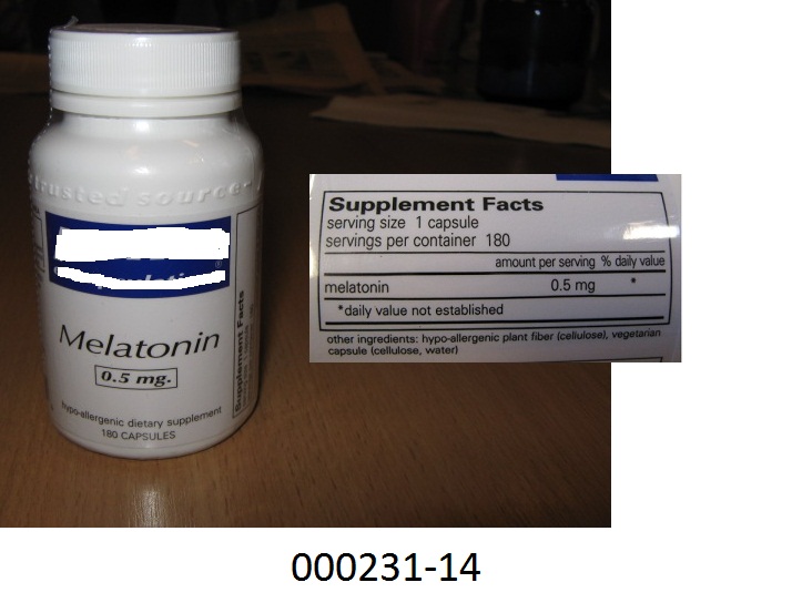 Arzneiware, in Form von farblosen Steckkapseln, gefüllt mit einer weißen, feinen, pulverförmigen, nicht alkoholhaltigen Zubereitung auf Basis des arzneilich wirksamen Stoffes Melatonin (Hormon der Zirbeldrüse) und Cellulosefasern; mit therapeutisch/prophylaktischer Wirkung (Melatonin hat eine stabilisierende Wirkung auf das menschliche Nervensystem und dient hauptsächlich zur Behandlung von Schlafstörungen und von Jetlag);  aufgemacht in einer cellophanumhüllten, etikettierten, weißen Kunststoffdose mit weißem Schraubverschluss und Innenversiegelung zu 180 Kapseln; kein Ergänzungslebensmittel.