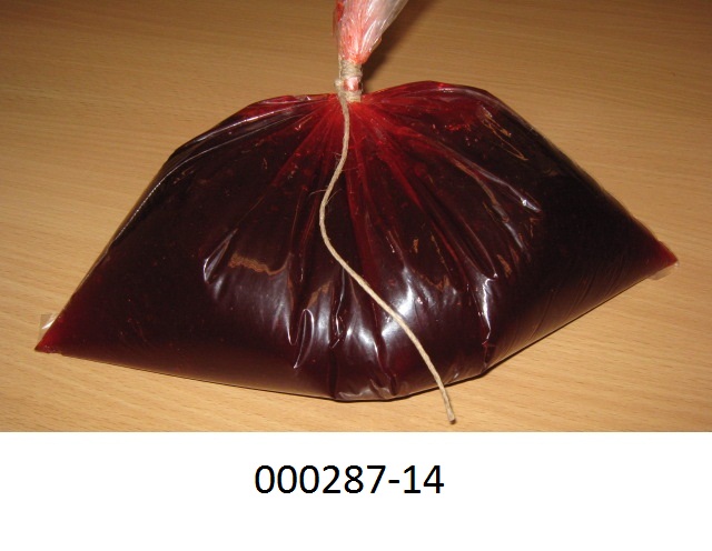 Zuckerware in Form einer rosaroten, nach Erdbeeren riechenden und ebenso, sowie süß schmeckenden, klaren, zähflüssig-gelartigen, nicht kakaohaltigen, nicht alkoholhaltigen Rohmasse, im Wesentlichen bestehend aus Zucker, Wasser Glucosesirup, Erdbeerpüree, Geliermittel (Pektin), Säuerungsmittel, Aromastoffen, sowie geringfügigen anderen Zusätzen; mit einem Gehalt an Milchfett von weniger als 26 GHT und einem Gehalt an Saccharose (einschließlich Invertzucker als Saccharose berechnet) von weniger als 70 GHT; mit Gehalt an: Milchfett: weniger als 1,5 GHT; Milchprotein: weniger als 2,5 GHT; Stärke/Glucose: mehr als 5 GHT, jedoch weniger als 25 GHT; Saccharose/Invertzucker/Isoglucose: mehr als 50 GHT, jedoch weniger als 70 GHT; das Erzeugnis dient als Konditoreigrundstoff (Erdbeerglasurgel); das Produkt hat aufgrund des geringen Anteils an Erdbeerpüree den Charakter einer Zubereitung der Position HS 2007 verloren; aufgrund des geringen Fettgehaltes kein Halberzeugnis auf der Grundlage von Zucker der Position HS 2106.
