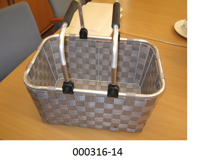 Andere Ware aus Spinnstoffen, in Form eines Einkaufskorbes,
- mit den Massen von ca. 41 x 29 x 21cm,
- bestehend aus einem formgebenden, stabilen Gestell aus einem unedlen Metall (Eisen und Aluminium laut Firmenangaben),
- in Flechttechnik bespannt, bestehend aus einfärbigen Gewebebändern aus Multifilamenten auf Polypropylenbasis (kein Flechtstoff des Kapitels 46),
- gebrauchtsfertig, daher konfektioniert,
- handgemacht (laut Firmenangaben),
- im Hinblick auf den Umfang und den Gesamteindruck bestimmt der Spinnstoff den Charakter der Ware.
(Abbildung siehe Anlage)