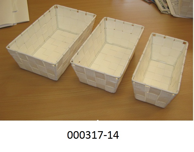 Warenbezeichnung (lt. Antrag): Regalkorb Gesa; 3-teiliges Set - Art.Nr. 88390018-01,02,03

Verpackung: keine

Probenmenge: 3 Stück in unterschiedlicher Größe

Beschaffenheit der Ware: 
Weißer Korb (3 Stück) aus Bändchen bestehend, mit einem Gestell aus unedlem Metall, welches dem Korb seine Form gibt.
ca.11x21x9cm
ca.14x24x9cm
ca.16x26x9cm

Untersuchungsergebnis: 
Korb bestehend aus Gewebebändern aus Multifilamenten auf Polypropylenbasis.

Tarifierungsvorschlag gemäß den VTZA's DE6110/14-1, DE3620/14-1, DE3618/14-1.
