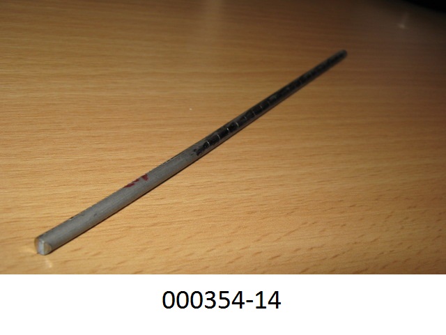Grauer Draht aus anderem legierten Stahl mit einem Durchmesser von 3,6 mm, welcher durch Kaltverformung (kaltgezogen) hergestellt worden ist und eine Zinkphosphatierung (Oberflächenbeschichtung) besitzt.
Mit einem überwiegenden Gehalt von Eisen (Fe), sowie Anteilen an Mangan (Mn), Aluminium (Al), Silizium (Si) und anderen Elementen.
(Abbildung laut Anlage)