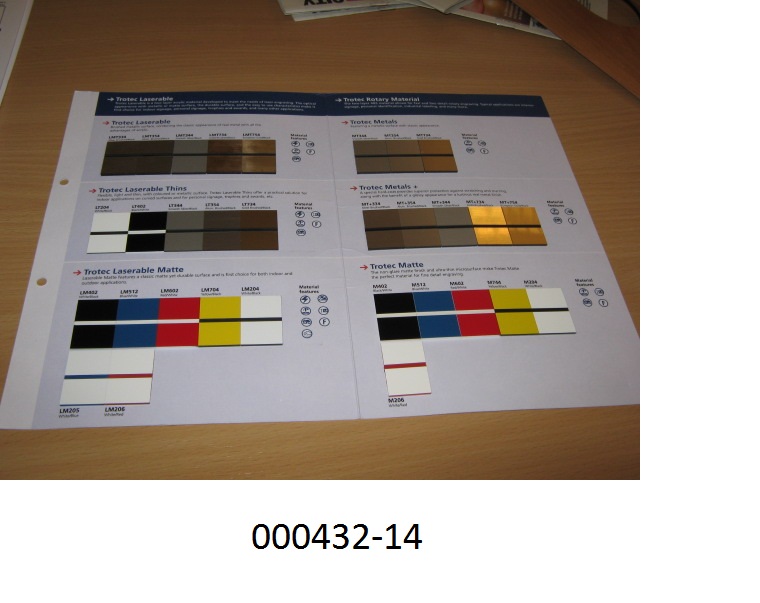 Warenmusterkatalog, sogenannte Mustermappe (Musterblatt), bestehend aus 1 aufklappbaren Seite mit Lochrand auf deren Vorderseite Warenmuster der verschiedenen angebotenen Kunststofffolien/-platten (Laminate) aufgeklebt und die mit dem Namen, einer kurzen Warenbeschreibung, sowie mit der Artikelnummer, der Farbausführung und mit Symbolen der Produkteigenschaften bedruckt ist; die Rückseite ist auf einer Hälfte mit einer Tabelle, die Daten zum Material, zum Finish, der Weiterbearbeitung, der verschiedenen erhältlichen Formate, der Materialstärke, der Stärke der Beschichtung, der Art der Verwendung (innen und außen) und eine Erklärung der Produkteigenschaften enthält, sowie den Firmendaten, und auf der anderen Hälfte mit der Überschrift „Engravable plastics“ und einem Foto mit Warenmustern bedruckt; der Zweck der Ware wird durch den Druck bestimmt.

(Abbildung siehe Anlage)