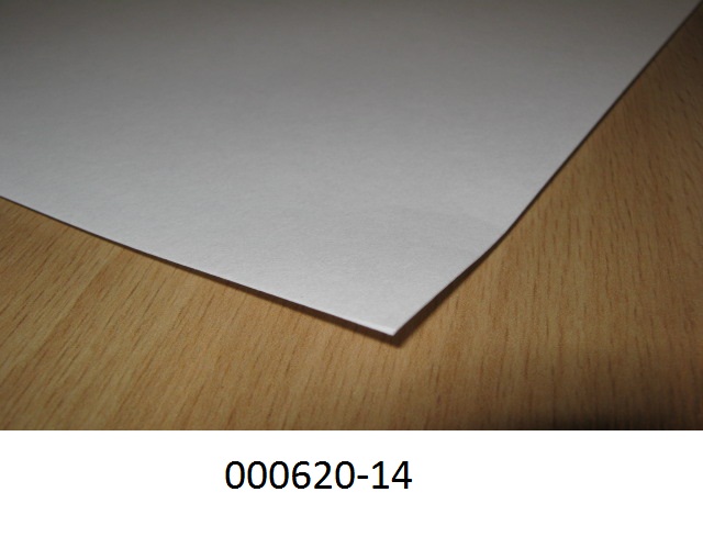 Musterbogen eines weißen, A4 großen Papiers
- bestehend aus Zellulose (100 GHT Zellstoff) mit schwachen zusätzlichen Banden,
- beidseitig mit organischen Stoffen (einem fluorhältigen Copolymer) gestrichen und getränkt, mit Wasser nicht benetztbare Oberfläche,
- in Rollen oder quadratischen oder rechteckigen Bogen.
(Abbildung siehe Anlage)