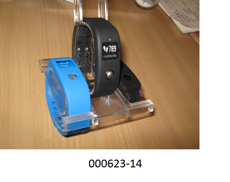 Elektronisches Gerät, in Form eines sog. Aktivitätstrackers, bestehend aus einem quaderförmigen Modul mit verschiedenen Funktionen (Uhr, Schrittzähler, Vibration, Lichtsensor), einem Bedienelement, Display und einem integrierten Akkumulator,
- zur kabellosen Datenübertragung zu einem Smartphone via Bluetooth,
- keine GPS- oder Pulsmessfunktion,
- zusammen mit Beipack (austauschbare Armbänder aus Kunststoff, Trageklipp aus Kunststoff, Bedienungsanleitungen und USB-Ladekabel) in einem gemeinsamen bunt bedruckten Verkaufskarton.
Eine kennzeichnende Haupttätigkeit des Multifunktionsgerätes ist nicht ermittelbar.
(Abbildung siehe Anlage)