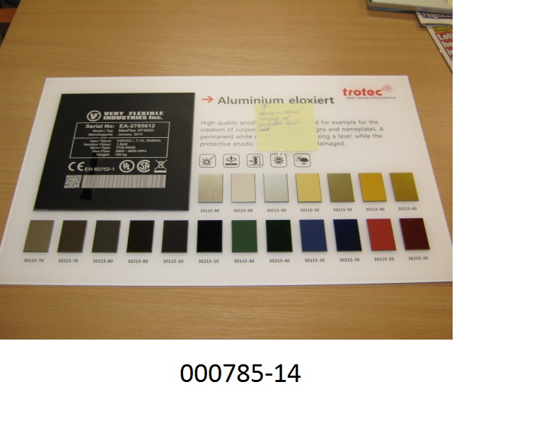 Zusammengesetzte Ware in Form einer Warenmustertafel, bestehend aus einer bedruckten Basisplatte aus Acryl (Plexiglas, 50x29 cm), 19 verschiedenfarbigen Plättchen aus eloxiertem Aluminium (4x2,8 cm) und einem schwarzen, mit weißer Schrift bedrucktem, Typenschild aus eloxiertem Aluminium (18x18 cm) als Anwendungsbeispiel, die auf der Basisplatte aufgeklebt worden sind; das Produkt dient als Werbe-/Mustermaterial in den Firmenschauräumen.
Da der wesensbestimmende Charakter dieser Ware nicht ermittelt werden kann, erfolgt die Tarifierung nach der Allgemeinen Vorschrift 3c in die zuletzt genannte Position.