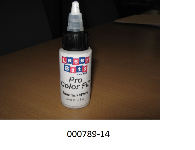 Weiße, pastenförmige, filmbildende Zubereitung auf Basis von Titandioxid und einem Bindemittel auf Acrylatbasis; aufgemacht in einem Kunststofffläschchen mit Schraubverschluss mit integrierter Spitze; das Erzeugnis dient zum Einfärben von Schriften auf Holz und Acryl.