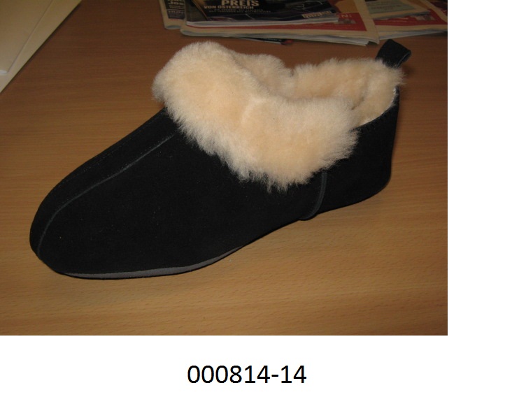 Schuh (Pantoffel), 
- mit einem geschlossenen Blatt, den Knöchel nicht bedeckend,
- mit einer flachen Laufsohle aus Kautschuk, mehrlagig, nicht gespritzt, schwach profiliert, 
- mit einem Futter aus Pelzfell, einer Zwischenschicht aus PUR-Schaum  und einem  Oberteil aus aufgenähten, einfärbigen Lederteilen,
- am vorderen Schaftrand mit einem aufgenähten Pelzfell als Besatz versehen,
- Länge der Innensohle 24 cm,
- nicht als Herren- oder Damenschuh erkennbar,
- aufgrund seiner Beschaffenheit für den Innenbereich vorgesehen.
(Abbildung siehe Anlage)