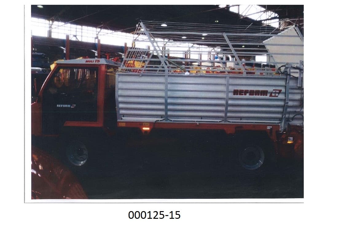 Kraftfahrzeug, seiner Beschaffenheit nach hauptsächlich zur Güterbeförderung bestimmt.
In Form eines 2-achsigen LKW-Chassis mit Fahrerkabine, 4-Zylinder-Viertakt-Dieselmotor (Hubraum 2970 cm³), Direktschalt-Wendegetriebe, Kupplung, Differenzialsperre, Allradantrieb, hydrostatische Lenkung, hydr. Zweikreis-Vierrad-Bremse, Feststellbremse, Hydraulikpumpe und Zapfwelle, sowie einem  aufgebautem Ladewagen (hydr. Kratzbodenvorschub und hydr. Pick-up-Aushebung).
Das Fahrzeug (zulässiges Gesamtgewicht: 6000 kg) dient zum Transport von Gras, Heu oder Stroh in der Landwirtschaft.
Keine selbstfahrende Arbeitsmaschine des Kap. 84.
(Angaben laut Antragsteller)
(Abbildung siehe Anlage)