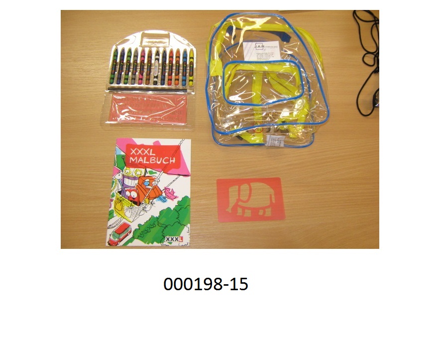 Warenzusammenstellung, in Aufmachung für den Einzelverkauf, bestehend aus 
- einer besonders geformten Blisterpackung aus Kunststoff, um Ölkreiden (mit einer Schutzbanderole aus Papier gestaltet), einen Bleistift und eine Schablone aus Kunststoff (Buchstaben) aufzunehmen, 
- einer weiteren Schablone aus Kunststoff (Tier),
- einem Malbuch,
- verpackt in einem rucksackähnlichen Behältnis aus einer klarsichtigen Folie, verschließbar mittels Zippverschluss.
Aufgrund des Wertes bestimmen die Ölkreiden den Charakter dieser Warenzusammenstellung.