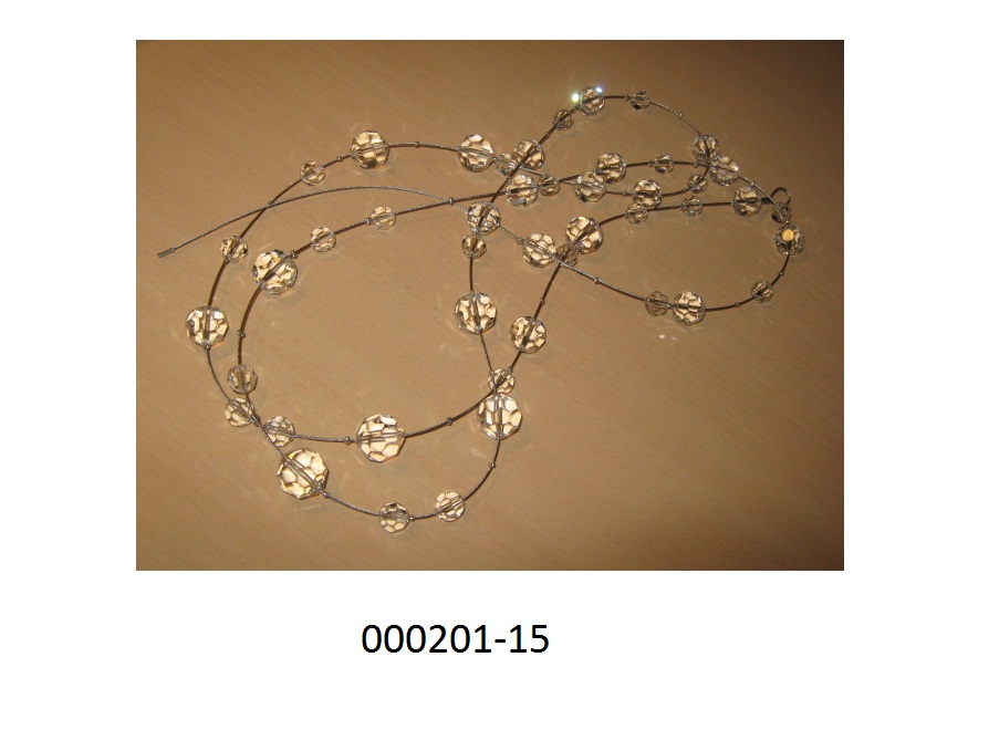 Ware aus Glaskurzwaren
- bestehend aus einer ca. 170 cm langen Aufreihung von Glasperlen (Vielecke) aus einem Spezialglas nicht einheitlicher Größe, bei denen die Perlen auf einem Stahlseil einzeln verknotet sind,
- die Enden des Stahlseiles sind als Schlinge oder gerade ausgeführt,
- die Ware dient laut Firmenangaben zu Dekorations- und Zierzwecken (z.Bsp. Raumteiler etc.),
- in verschiedenen Längen erhältlich (von 1,5m bis 3,5m),
- die Glasperlen verleihen der Ware ihren Charakter.
 (Abbildung siehe Anlage)