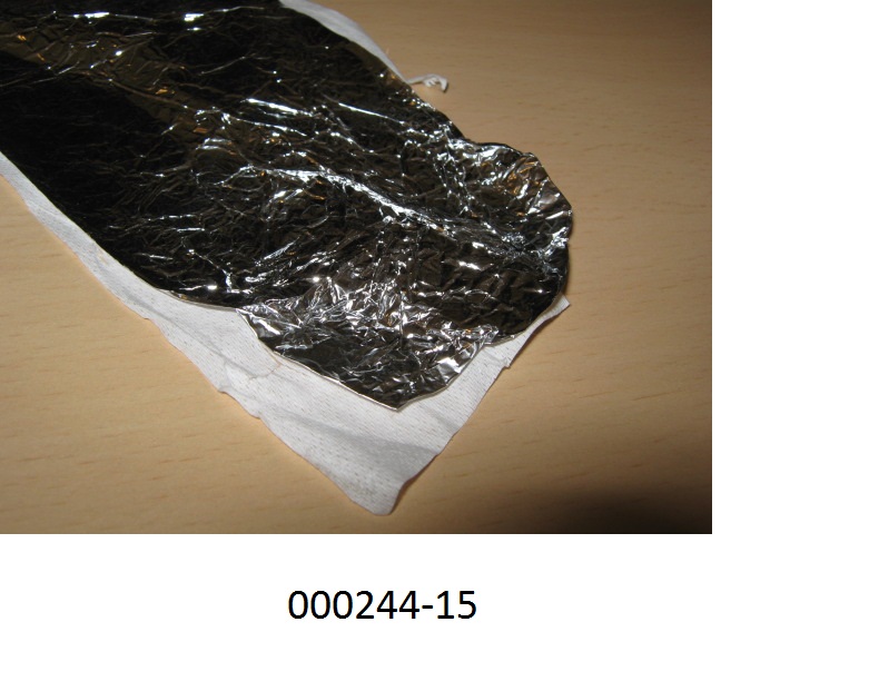 Folie aus Aluminium
- in Form eines ca. 9cm breiten Streifens, bestehend aus lose übereinandergelegten, zwei Schichten: einer Aluminiumfolie mit einer Stärke von 0,04 mm und einem Glasfaservlies (regellos geschichtet, durch ein Bindemittel zusammengehalten) mit einer Stärke von 0,02mm,
- keine Unterlage enthaltend,
- aufgrund der höheren Stärke wird die Aluminiumfolie als wesensbestimmend angesehen.
(Abbildung siehe Anlage)
