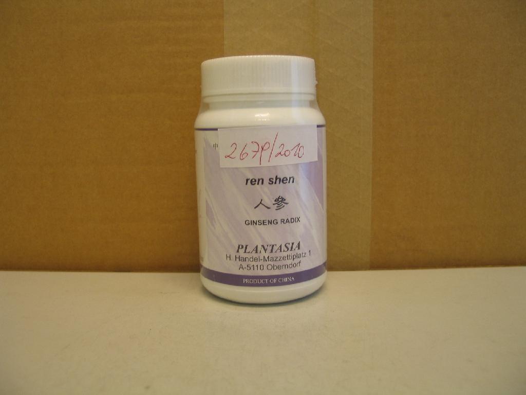 Gelblicher, grobkörniger, nicht alkoholhaltiger, pulverförmiger, mittels eines Trägers auf Dextrinbasis standardisierter Pflanzenauszug aus der Radix (Wurzel) von  Panax ginseng (Familie der Araliengewächse / Araliaceae), ren shen, Echter Ginseng; aufgemacht in einer weißen, etikettierten, Kunststoffdose mit weißem Schraubverschluss.