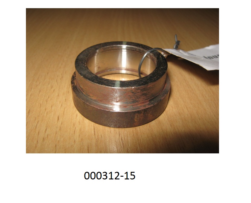 Lagerschale aus unlegiertem Stahl, mit zylindrischer Gleitfläche, aus einem Stück hergestellt, gestuft ausgeführt und innen mit einer Rille versehen (Abmessungen: Ø außen von ca. 45 mm und einer Höhe von ca. 18 mm).
Mit einem Gehalt von mehr als 90 GHT an Eisen (Fe), sowie Anteilen an Mangan (Mn), Cobalt (Co), Chrom (Cr), Nickel (Ni) und Vanadium (V).
(Abbildung siehe Anlage)