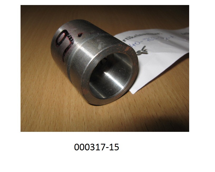 Lagerschale aus unlegiertem Stahl, mit zylindrischer Gleitfläche, aus einem Stück hergestellt, in gestufter Ausführung und mit einer kreisrunden Öffnung (Ø=9mm). Abmessungen: Ø außen von ca. 35 mm und einer Höhe von ca. 42 mm.
Mit einem Gehalt von mehr als 90 GHT an Eisen (Fe), sowie Anteilen an Mangan (Mn), Cobalt (Co), und Chrom (Cr).
(Abbildung siehe Anlage)