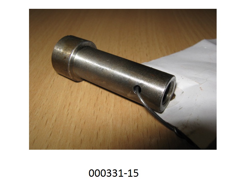 Schweißbolzen, gestuft ausgeführt, mit abgeschrägtem Kopf, einem größten Durchmesser von ca. 20 mm und einer Länge von ca. 57 mm. Der Bolzen besitzt zwei gegenüberliegende Bohrungen mit einem Ø von ca. 3 mm und einem nicht durchgehenden Innengewinde M9.
Mit einem Gehalt von mehr als 90 GHT an Eisen (Fe), sowie Anteilen an Mangan (Mn), Cobalt (Co), Chrom (Cr) und Vanadium (V).
(Abbildung siehe Anlage)