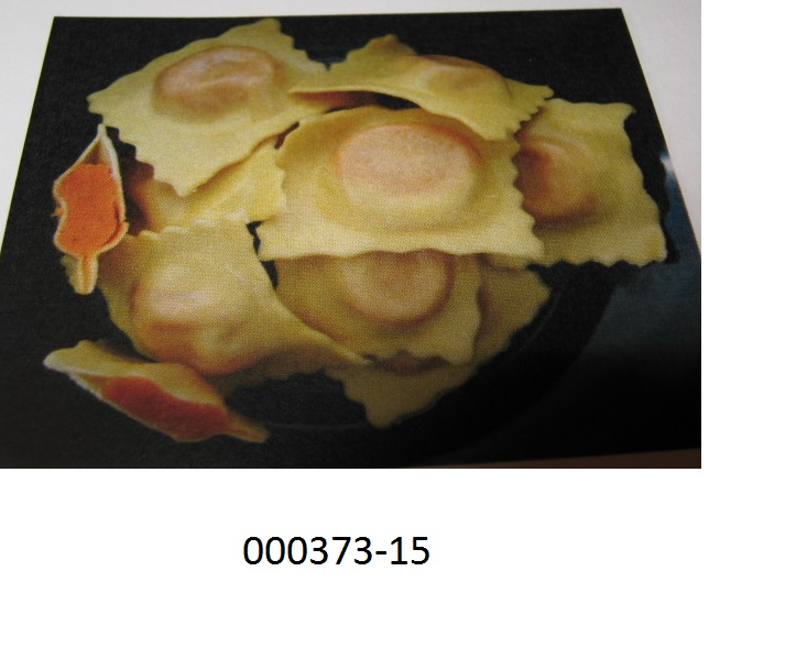 Gekühlte, gekochte, gelbe, annähernd rechteckige, am Rand gezahnte und mit einer orangefarbenen, homogenen Masse einer Tomaten-Käsezubereitung polsterförmig gefüllte Teigwarenstücke (Ravioli, ca. 5 cm x 3,5 cm, Dicke max. 1 cm); Teigware im Wesentlichen bestehend aus Weizenmahlerzeugnissen und Eiern; Füllung im Wesentlichen bestehend aus Tomatenmark, feinzerkleinertem Käse, Pflanzenfett, Paniermehl, Stärke, Kochsalz, Gewürzen und geringfügigen anderen Zutaten; keine Fische, Krebstiere oder andere wirbellose Wassertiere sowie keine Wurst und ähnliche Erzeugnisse, Fleisch oder Schlachtnebenerzeugnisse jeder Art, einschließlich Fette jeder Art oder Herkunft, enthaltend; aufgemacht in einem bunt bedruckten Folienbeutel zu 250 g.